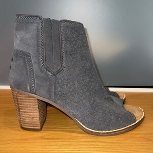 TOMS gray suede Majorca peep toe booties with a perforated floral design 8.5
